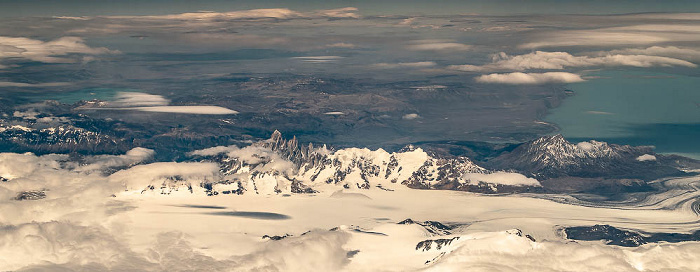 Patagonien Parque nacional Bernardo O'Higgins (Chile) / Parque nacional Los Glaciares (Argentinien): Campo de hielo patagónico sur 2022-11-29 Flug LAN1160 Carlos Ibanez Del Campo Int'l (PUQ/SCCI) - Santiago de Chile (SCL/SCEL) Cerro Torre Monte Fitz Roy (Cerro Chaltén) Luftbild aerial photo