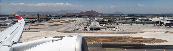 Santiago de Chile Aeropuerto Internacional Arturo Merino Benítez 2022-12-01 Flug IBE6830 Santiago de Chile (SCL/SCEL) - Madrid-Barajas (MAD/LEMD) Luftbild aerial photo