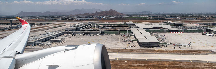 Santiago de Chile Aeropuerto Internacional Arturo Merino Benítez 2022-12-01 Flug IBE6830 Santiago de Chile (SCL/SCEL) - Madrid-Barajas (MAD/LEMD) Luftbild aerial photo