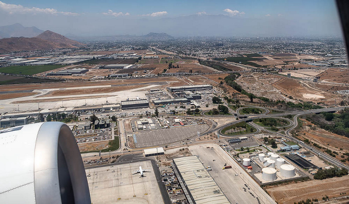 Santiago de Chile Aeropuerto Internacional Arturo Merino Benítez 2022-12-01 Flug IBE6830 Santiago de Chile (SCL/SCEL) - Madrid-Barajas (MAD/LEMD) Luftbild aerial photo