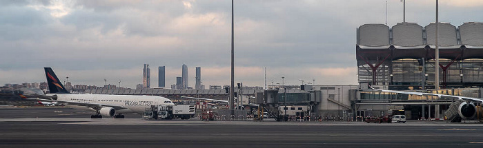 Aeropuerto Adolfo Suárez Madrid-Barajas 2022-12-02 Flug IBE3190 Madrid-Barajas (MAD/LEMD) - München Franz Josef Strauß (MUC/EDDM) Cuatro Torres Business Area Torre Caja Madrid Torre de Cristal Torre Espacio Torre Sacyr Vallehermoso