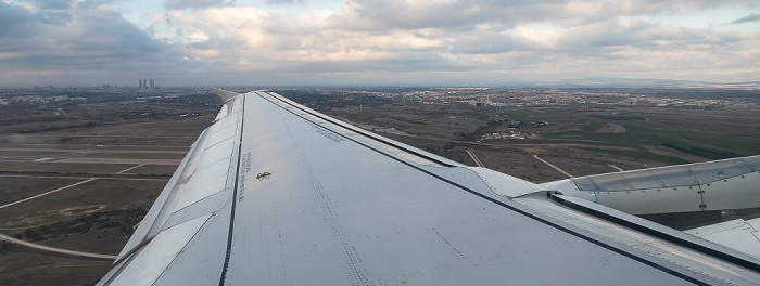 Madrid 2022-12-02 Flug IBE3190 Madrid-Barajas (MAD/LEMD) - München Franz Josef Strauß (MUC/EDDM) Aeropuerto Adolfo Suárez Madrid-Barajas Cuatro Torres Business Area Torre Caja Madrid Torre de Cristal Torre Espacio Torre Sacyr Vallehermoso Luftbild aerial photo