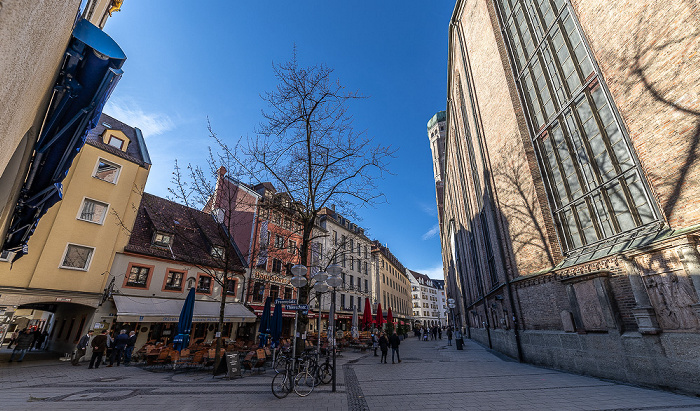 Altstadt: Frauenplatz mit v.l. Nürnberger Bratwurst Glöckl am Dom, Augustiner am Dom und Andechser am Dom München