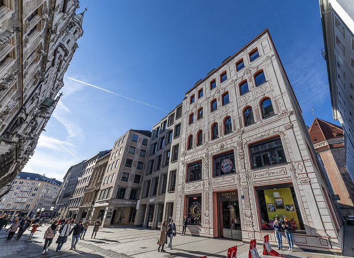 Altstadt: Weinstraße - Neues Rathaus (links), FC Bayern World München