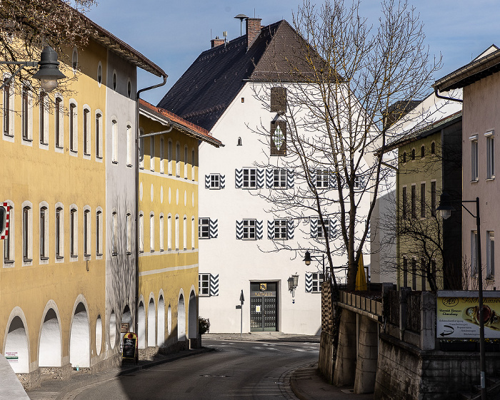 Ebersberg Altstadt: Heinrich-Vogl-Straße - Arkadenhaus (links), Rathaus