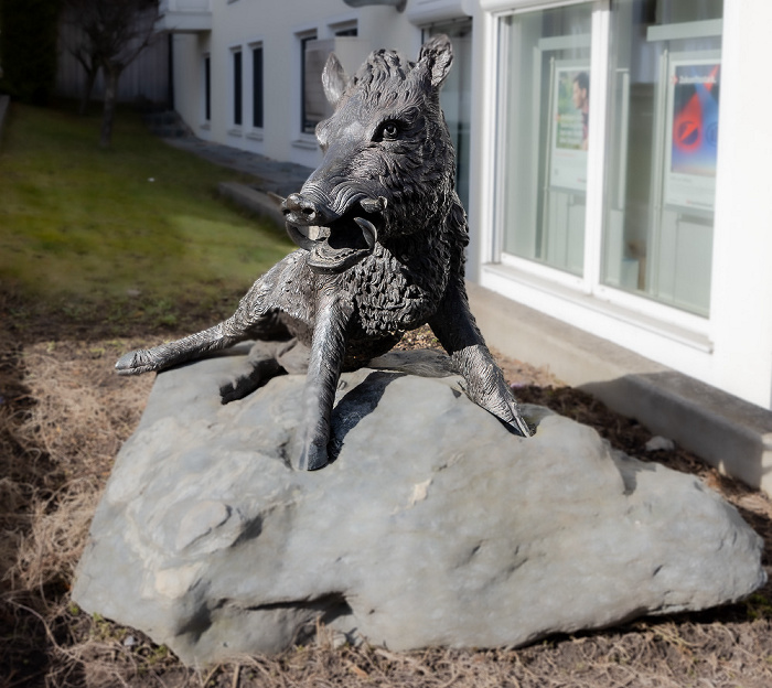 Heinrich-Vogl-Straße: Eber-Skulptur Ebersberg