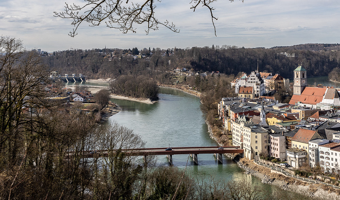 Wasserburg am Inn Blick vom Aussichtspunkt Schöne Aussicht: Inn mit Rote Brücke und Kapuzinerinsel, Altstadt mit Wasserburg und Pfarrkirche St. Jakob Laufkraftwerk Wasserburg