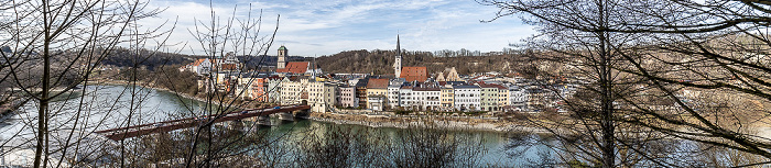 Blick vom Kellerbergweg: Inn, Altstadt mit Rote Brücke, Brucktor, Pfarrkirche St. Jakob und Frauenkirche Wasserburg am Inn