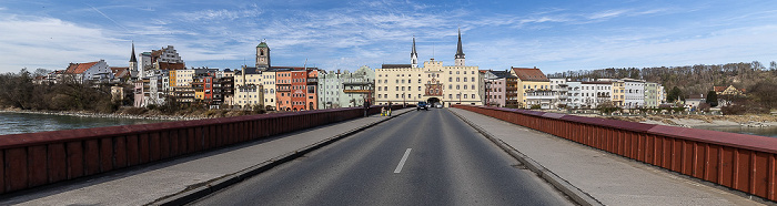 Wasserburg am Inn Altstadt mit v.l. Burgkapelle St. Ägidien, Wasserburg, Pfarrkirche St. Jakob, Spitalkirche, Rote Brücke, Brucktor und Frauenkirche