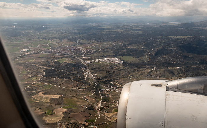 Comunidad de Madrid Autovía del Norte A-1 2023-03-24 Flug IBE3191 München Franz Josef Strauß (MUC/EDDM) - Madrid-Barajas (MAD/LEMD) Embalse de Santillana San Agustín del Guadalix Luftbild aerial photo