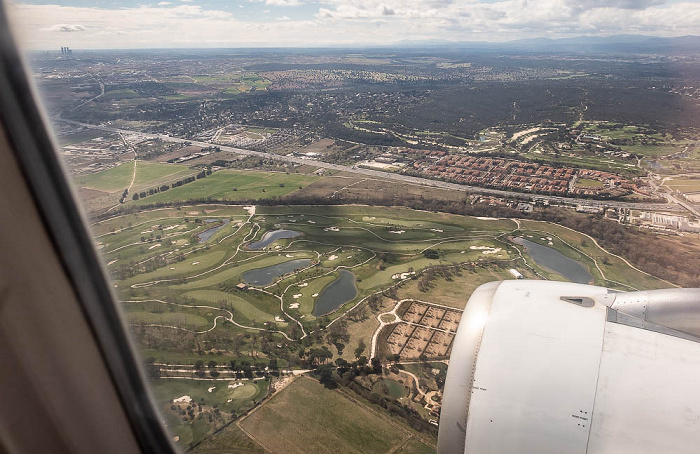 Comunidad de Madrid V.u.: Algete mit dem Club de Golf La Moraleja, Autovía del Norte A-1, San Sebastián de los Reyes mit dem Club de Campo 2023-03-24 Flug IBE3191 München Franz Josef Strauß (MUC/EDDM) - Madrid-Barajas (MAD/LEMD) Cuatro Torres Business Area Madrid Luftbild aerial photo