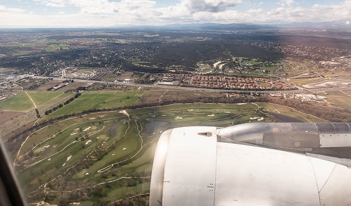 Comunidad de Madrid V.u.: Algete mit dem Club de Golf La Moraleja, Autovía del Norte A-1, San Sebastián de los Reyes mit dem Club de Campo 2023-03-24 Flug IBE3191 München Franz Josef Strauß (MUC/EDDM) - Madrid-Barajas (MAD/LEMD) Madrid Luftbild aerial photo