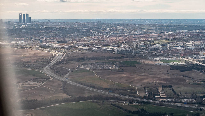 Comunidad de Madrid Autovía de Circunvalación a Madrid M-50 2023-03-24 Flug IBE3191 München Franz Josef Strauß (MUC/EDDM) - Madrid-Barajas (MAD/LEMD) Cuatro Torres Business Area Luftbild aerial photo