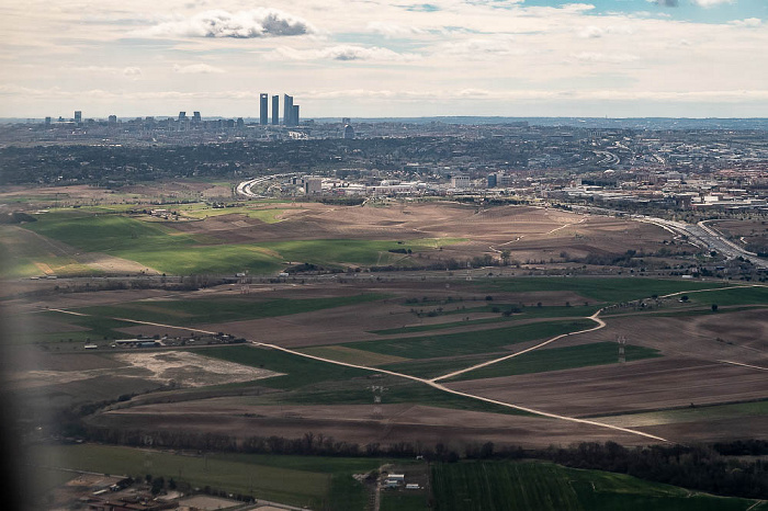 Comunidad de Madrid Madrid 2023-03-24 Flug IBE3191 München Franz Josef Strauß (MUC/EDDM) - Madrid-Barajas (MAD/LEMD) Cuatro Torres Business Area Luftbild aerial photo