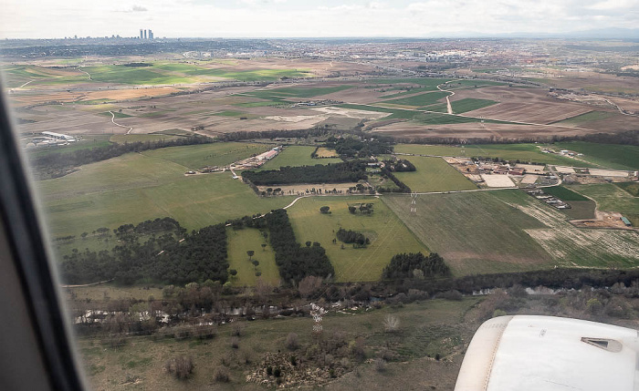 Comunidad de Madrid Madrid 2023-03-24 Flug IBE3191 München Franz Josef Strauß (MUC/EDDM) - Madrid-Barajas (MAD/LEMD) Cuatro Torres Business Area Luftbild aerial photo