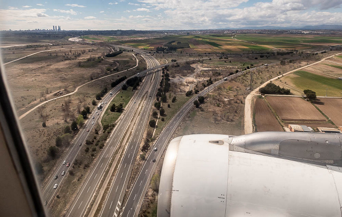 Autopista Radial 2 (R-2). Autovía de Circunvalación a Madrid M-50 (rechts) 2023-03-24 Flug IBE3191 München Franz Josef Strauß (MUC/EDDM) - Madrid-Barajas (MAD/LEMD) Cuatro Torres Business Area Luftbild aerial photo