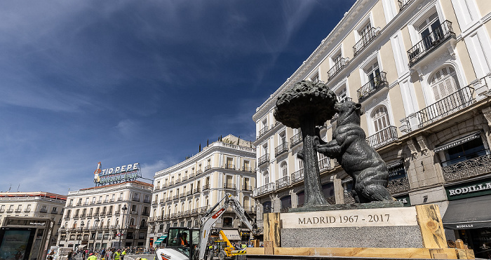 Puerta del Sol: Estatua del Oso y el Madroño (Der Bär und der Erdbeerbaum, Antonio Navarro Santa Fe) Madrid