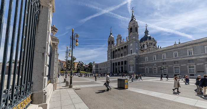 Madrid Plaza de la Armería: Catedral de Santa María la Real de la Almudena