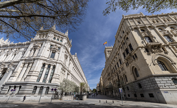 Madrid Paseo del Prado / Calle de Montalbán: Palacio de Comunicaciones (links), Cuartel General de la Armada (rechts)