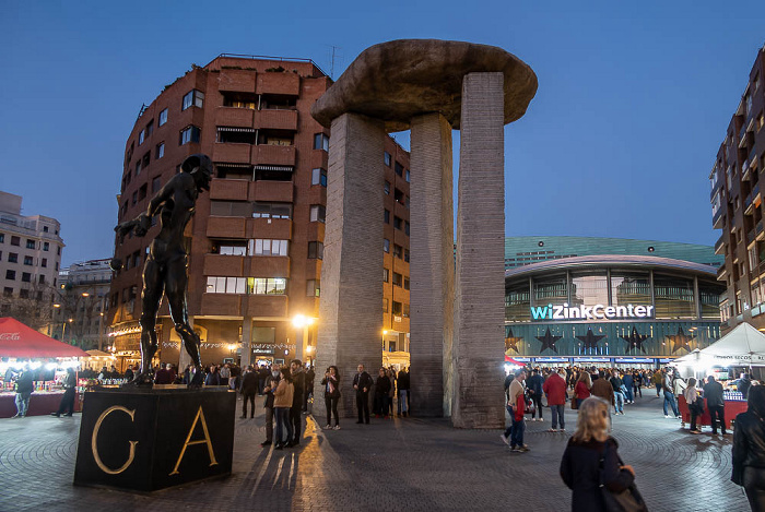 Madrid Avenida de Felipe II: Conjunto escultórico monumental Dolmen de Dalí, WiZink Center