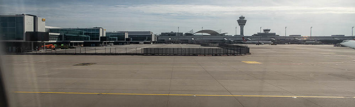 München Flughafen Franz Josef Strauß (v.l.): Erweiterung Terminal 1, Terminal 1, Munich Airport Center, Flughafen-Tower 2023-04-22 Flug EZY8638 München Franz Josef Strauß (MUC/EDDM) - London Gatwick (LGW/EGKK)