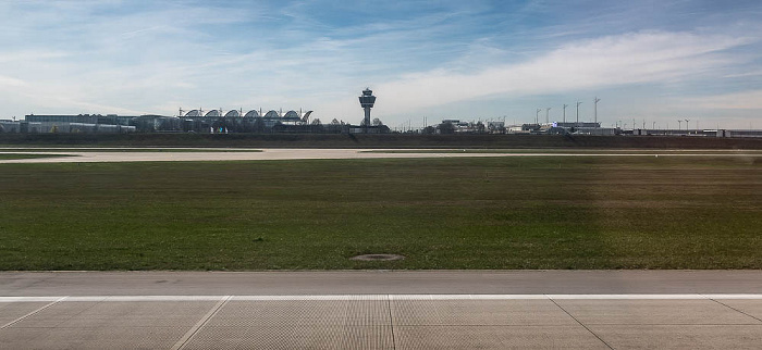 Flughafen Franz Josef Strauß mit Munich Airport Center und Flughafen-Tower München