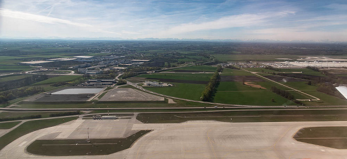 Bayern - Landkreis Erding: Flughafen Franz Josef Strauß 2023-04-22 Flug EZY8638 München Franz Josef Strauß (MUC/EDDM) - London Gatwick (LGW/EGKK) Schwaigerloh Luftbild aerial photo
