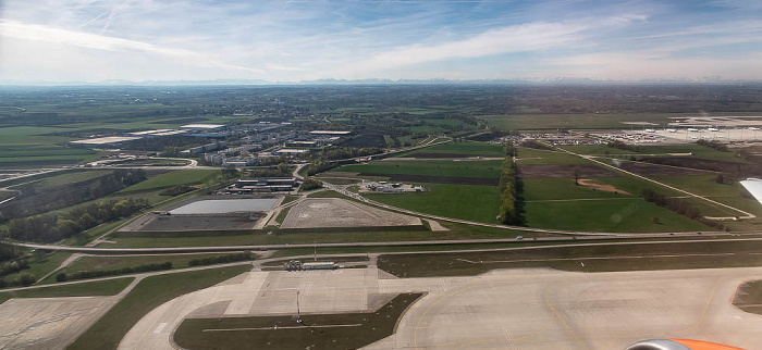 Bayern - Landkreis Erding: Flughafen Franz Josef Strauß 2023-04-22 Flug EZY8638 München Franz Josef Strauß (MUC/EDDM) - London Gatwick (LGW/EGKK) Schwaigerloh Luftbild aerial photo