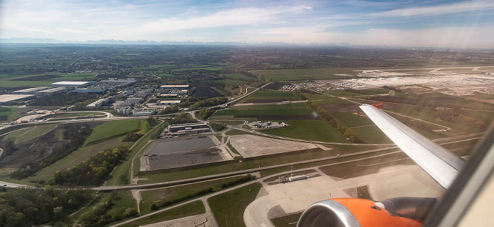 Bayern - Landkreis Erding: Flughafen Franz Josef Strauß 2023-04-22 Flug EZY8638 München Franz Josef Strauß (MUC/EDDM) - London Gatwick (LGW/EGKK) Schwaigerloh Luftbild aerial photo