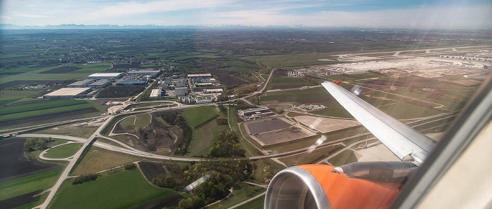 Bayern - Landkreis Erding: Flughafen Franz Josef Strauß 2023-04-22 Flug EZY8638 München Franz Josef Strauß (MUC/EDDM) - London Gatwick (LGW/EGKK) Erdinger Allee Schwaigerloh Luftbild aerial photo