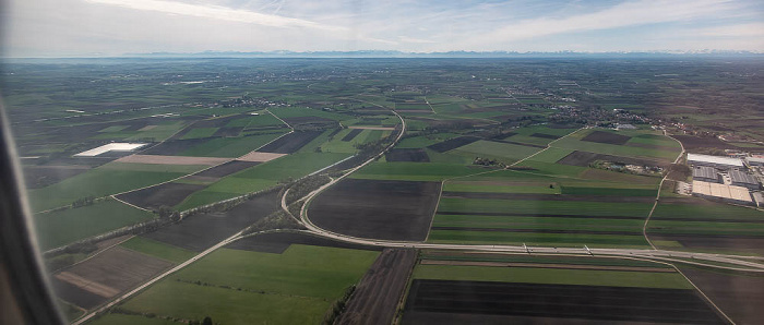 Bayern - Landkreis Erding 2023-04-22 Flug EZY8638 München Franz Josef Strauß (MUC/EDDM) - London Gatwick (LGW/EGKK) Erdinger Allee Schwaig Schwaigerloh Staatsstraße 2580 Luftbild aerial photo