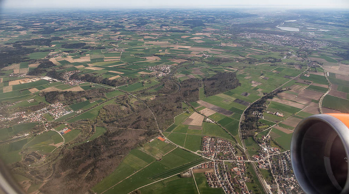 Bayern - Landkreis Freising: Langenbach (unten rechts), Haag an der Amper (links unten) 2023-04-22 Flug EZY8638 München Franz Josef Strauß (MUC/EDDM) - London Gatwick (LGW/EGKK) Inkofen Moosburg an der Isar Moosburger Stausee Staatsstraße 2339 Untermarchenbach Luftbild aerial photo