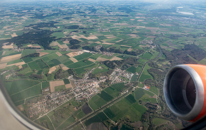 Bayern - Landkreis Freising: Haag an der Amper, Amper, Untermarchenbach (Bildmitte) 2023-04-22 Flug EZY8638 München Franz Josef Strauß (MUC/EDDM) - London Gatwick (LGW/EGKK) Moosburg an der Isar Moosburger Stausee Luftbild aerial photo