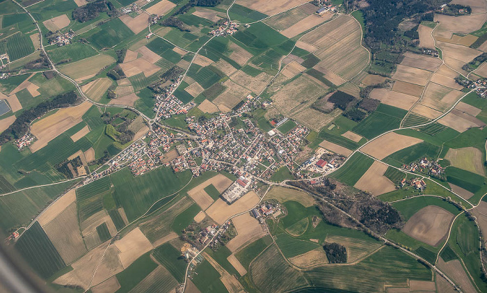 Bayern - Landkreis Freising: Attenkirchen 2023-04-22 Flug EZY8638 München Franz Josef Strauß (MUC/EDDM) - London Gatwick (LGW/EGKK) Luftbild aerial photo