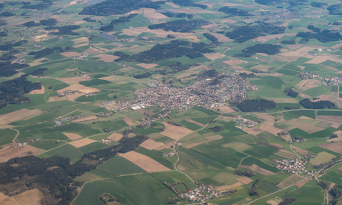 Bayern - Landkreis Freising: Nandlstadt 2023-04-22 Flug EZY8638 München Franz Josef Strauß (MUC/EDDM) - London Gatwick (LGW/EGKK) Aiglsdorf Figlsdorf Luftbild aerial photo