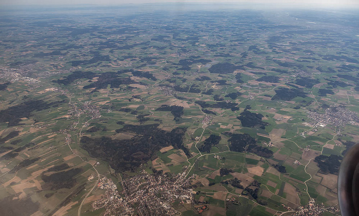 Bayern - Landkreis Freising: Au in der Hallertau 2023-04-22 Flug EZY8638 München Franz Josef Strauß (MUC/EDDM) - London Gatwick (LGW/EGKK) Nandlstadt Rudelzhausen Luftbild aerial photo