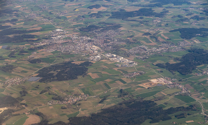 Bayern - Landkreis Kelheim: Mainburg 2023-04-22 Flug EZY8638 München Franz Josef Strauß (MUC/EDDM) - London Gatwick (LGW/EGKK) Luftbild aerial photo