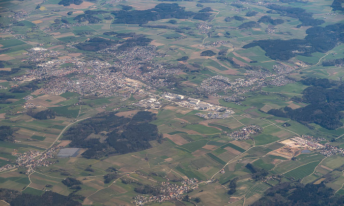 Bayern - Landkreis Kelheim: Mainburg 2023-04-22 Flug EZY8638 München Franz Josef Strauß (MUC/EDDM) - London Gatwick (LGW/EGKK) Steinbach Unterempfenbach Luftbild aerial photo