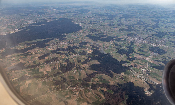 Bayern - Landkreis Kelheim: Mainburg (rechts oben), Dürnbucher Forst (links oben) 2023-04-22 Flug EZY8638 München Franz Josef Strauß (MUC/EDDM) - London Gatwick (LGW/EGKK) Bundesautobahn A 93 Oberempfenbach Unterempfenbach Luftbild aerial photo