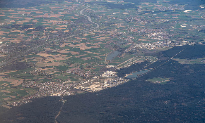 Bayern - Landkreis Pfaffenhofen an der Ilm (links unten) / Landkreis Kelheim: Dürnbucher Forst (unten) 2023-04-22 Flug EZY8638 München Franz Josef Strauß (MUC/EDDM) - London Gatwick (LGW/EGKK) Audi Prüfgelände Neustadt a.d.D. Bad Gögging Bayernoil Raffinerie Neustadt a.d.D. Neustadt an der Donau Wittelsbacher Weiher Luftbild aerial photo