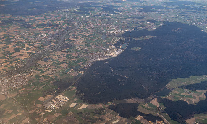 Bayern - Landkreis Pfaffenhofen an der Ilm (unten) / Landkreis Kelheim: Dürnbucher Forst 2023-04-22 Flug EZY8638 München Franz Josef Strauß (MUC/EDDM) - London Gatwick (LGW/EGKK) Audi Prüfgelände Neustadt a.d.D. Bayernoil Raffinerie Neustadt a.d.D. Neustadt an der Donau Wittelsbacher Weiher Luftbild aerial photo