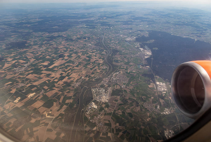 Bayern - Landkreis Eichstätt (links) / Landkreis Pfaffenhofen an der Ilm: Donau, Vohburg an der Donau, Bayernoil Raffinerie Vohburg 2023-04-22 Flug EZY8638 München Franz Josef Strauß (MUC/EDDM) - London Gatwick (LGW/EGKK) Gewerbegebiet Ilmendorf Rockolding Luftbild aerial photo