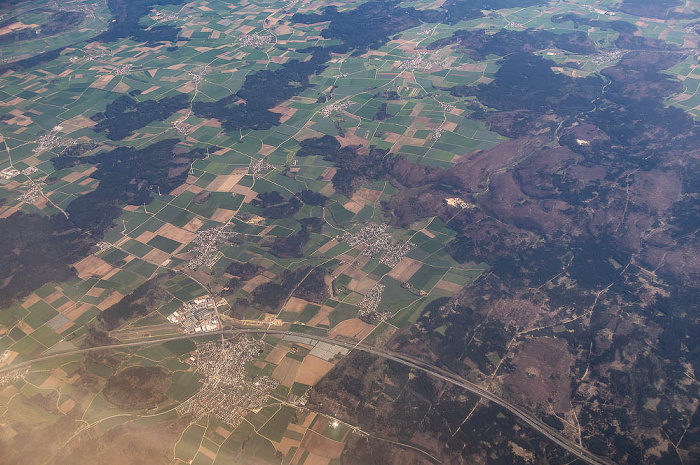 Bayern - Landkreis Eichstätt: Köschinger Forst (rechts) 2023-04-22 Flug EZY8638 München Franz Josef Strauß (MUC/EDDM) - London Gatwick (LGW/EGKK) Altmühltal Bundesautobahn A 9 Denkendorf Dörndorf Gewerbegebiet Römersäule Zandt Luftbild aerial photo