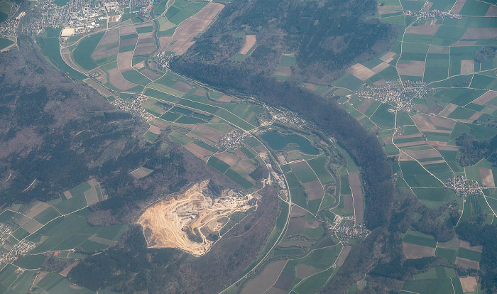 Bayern - Landkreis Eichstätt: Altmühltal 2023-04-22 Flug EZY8638 München Franz Josef Strauß (MUC/EDDM) - London Gatwick (LGW/EGKK) Beilngries Irfersdorf Kratzmühlsee Pfraundorf Luftbild aerial photo