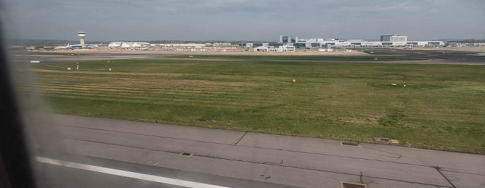Crawley Gatwick Airport 2023-04-22 Flug EZY8638 München Franz Josef Strauß (MUC/EDDM) - London Gatwick (LGW/EGKK) Luftbild aerial photo