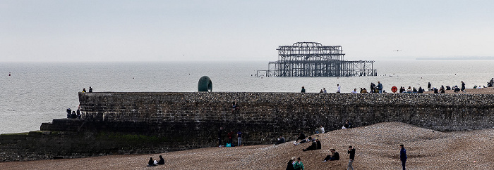 Blick vom Brighton Pier: Brighton Beach, Ärmelkanal (English Channel), West Pier Kunstwerk Afloat