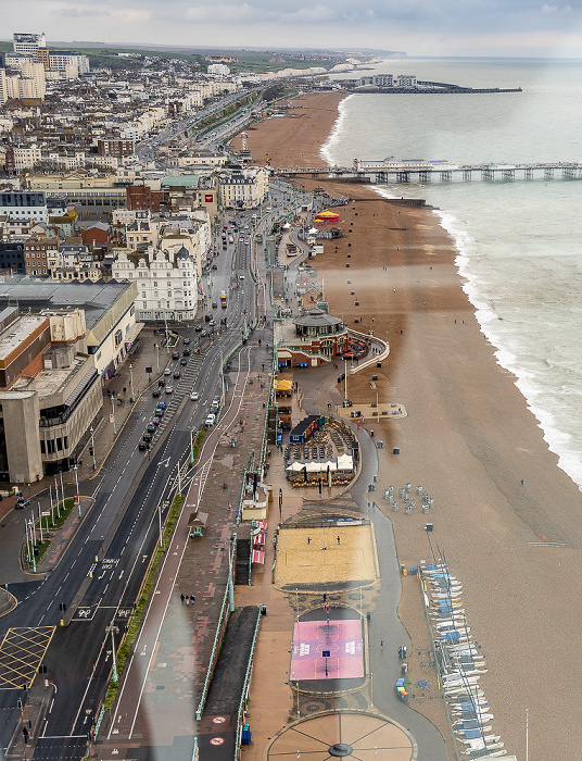 Blick aus dem Brighton i360: King's Road, Brighton Beach, Ärmelkanal (English Channel) Brighton