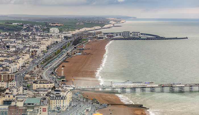Blick aus dem Brighton i360: Marina Drive, Brighton Beach, Ärmelkanal (English Channel) Brighton Marina Brighton Pier