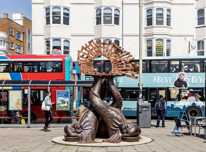 Brighton Norfolk Square: Skulptur Waves of Compassion (von Steve Geliot)
