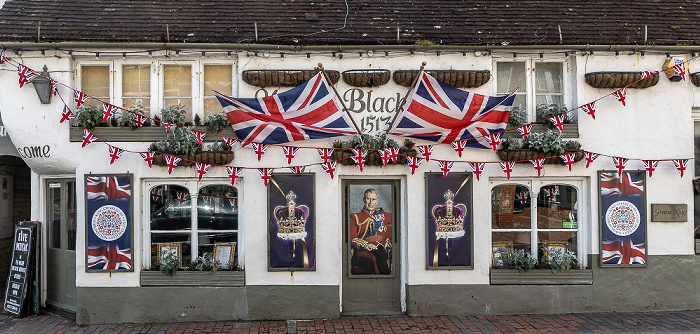 Rottingdean High Street: The Black Horse - Zu Ehren der Krönung von King Charles III